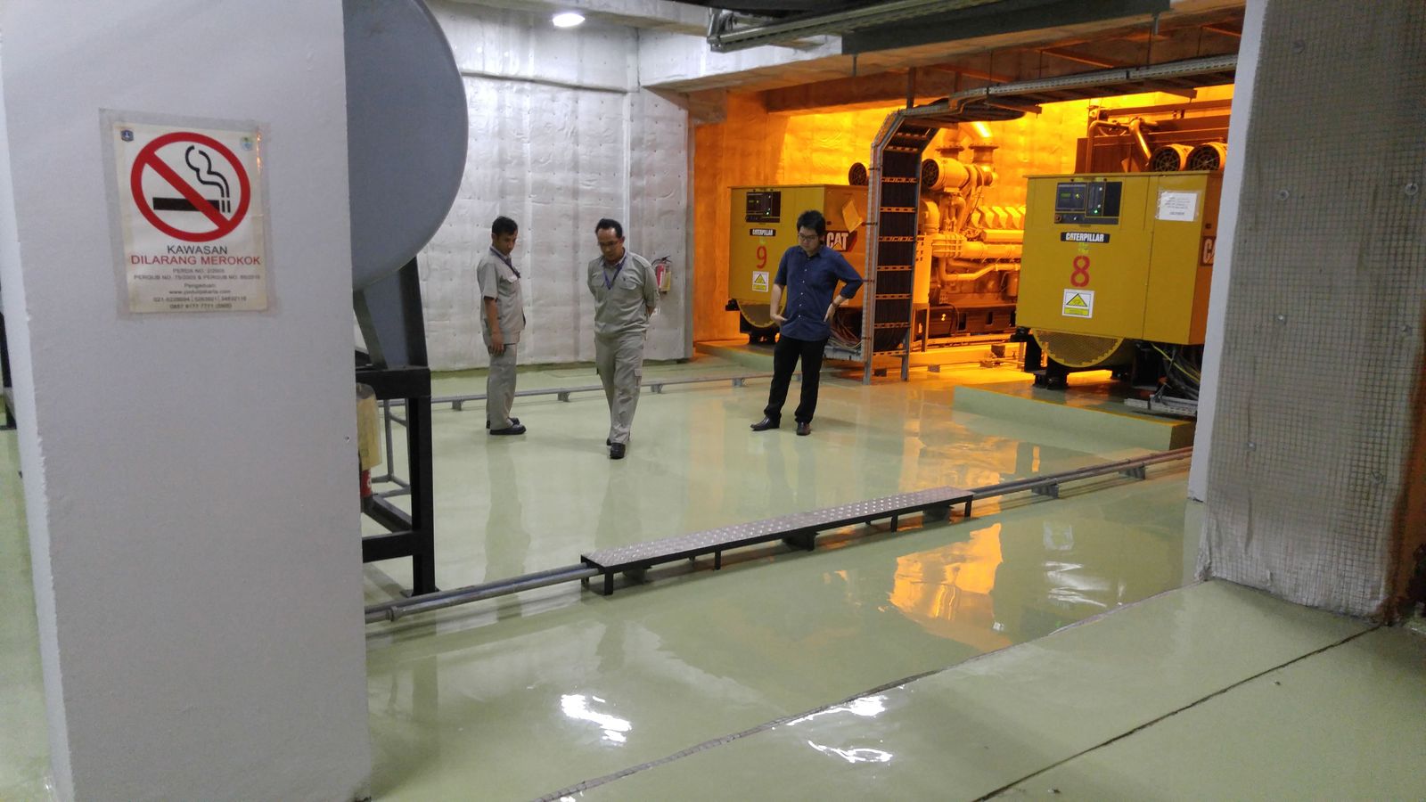 Area parkir Senayan City dengan lantai epoxy hijau mengilap dan mobil terparkir (3/7)