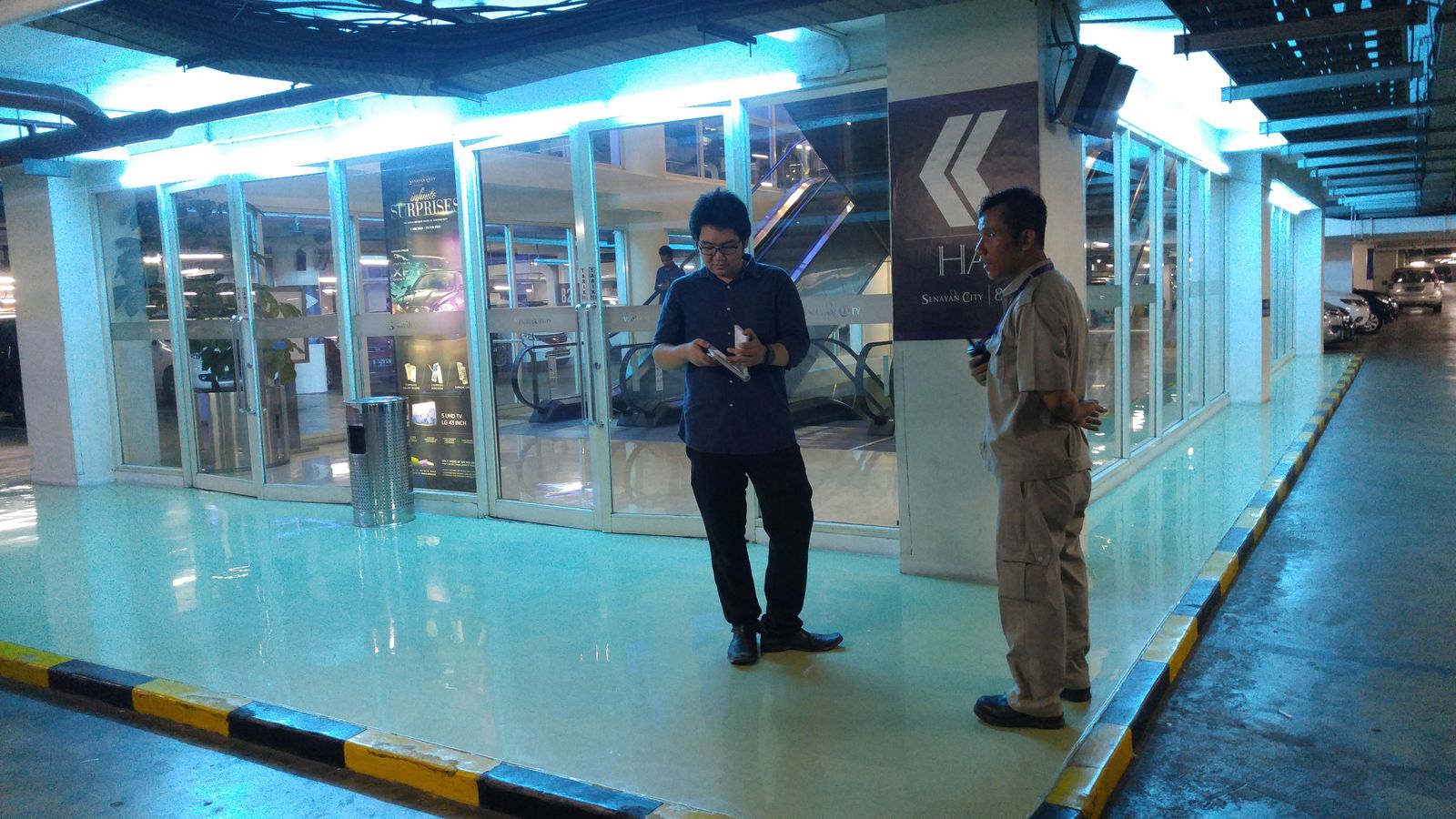 Area parkir Senayan City dengan lantai epoxy hijau mengilap dan mobil terparkir (4/7)