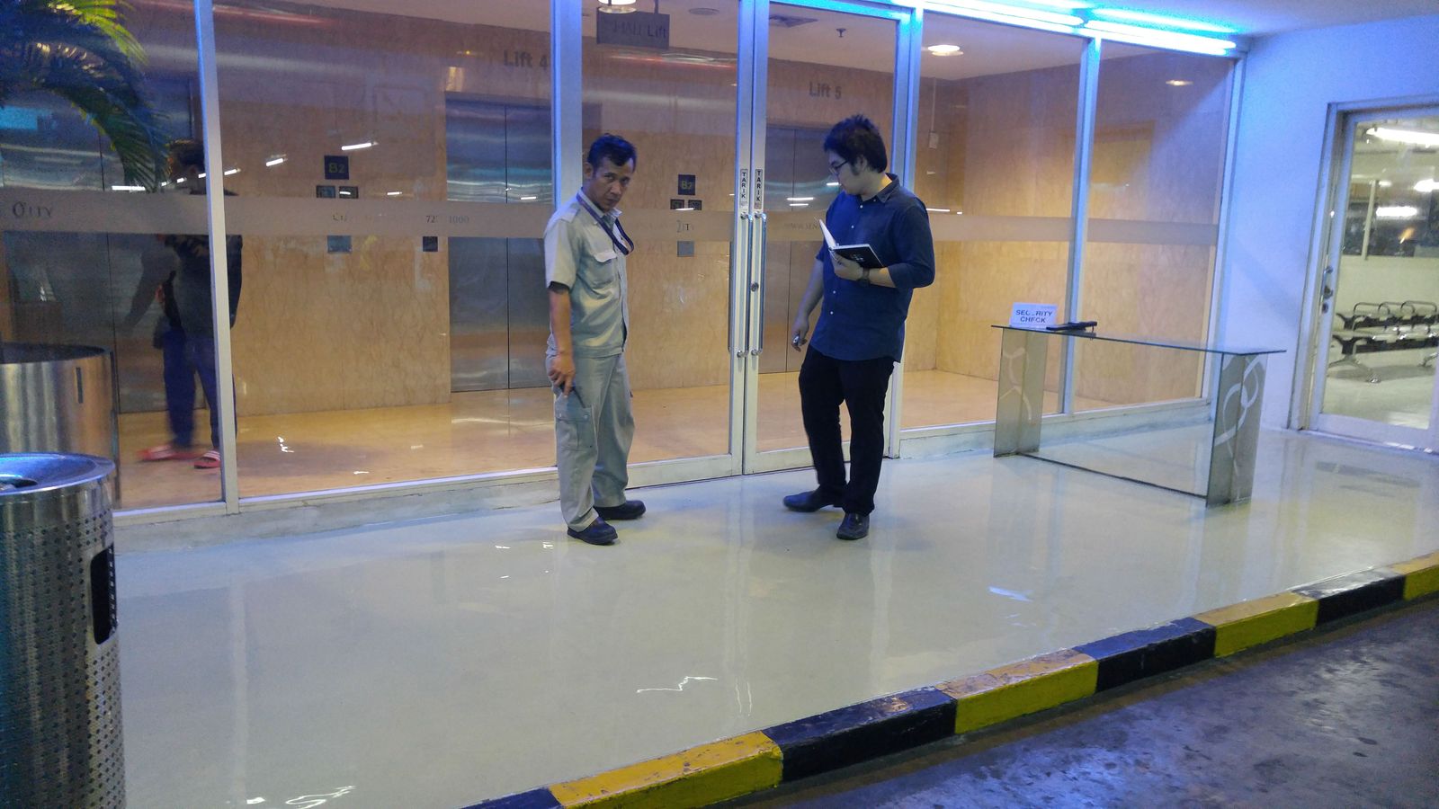 Area parkir Senayan City dengan lantai epoxy hijau mengilap dan mobil terparkir (5/7)