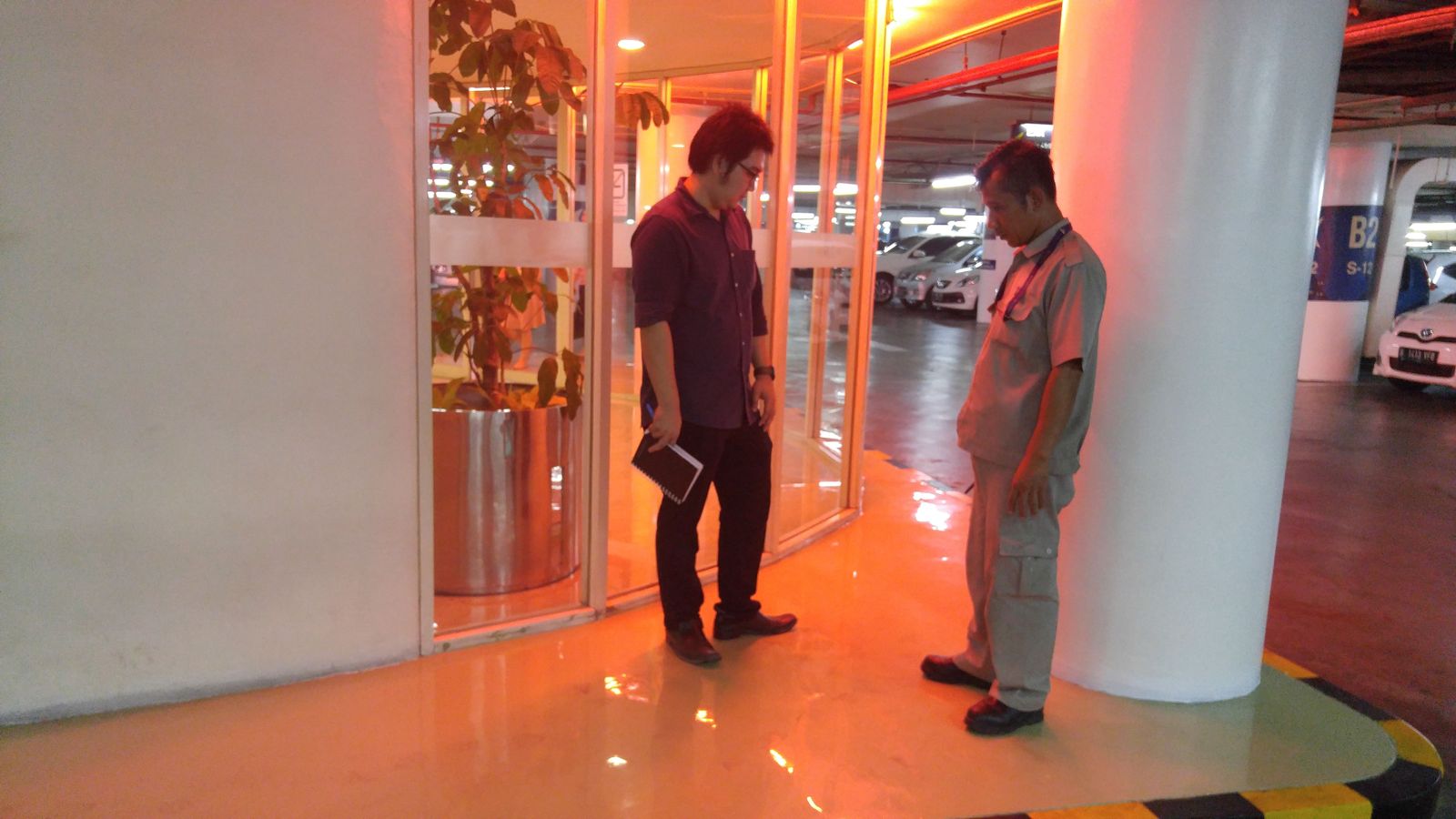 Area parkir Senayan City dengan lantai epoxy hijau mengilap dan mobil terparkir (6/7)