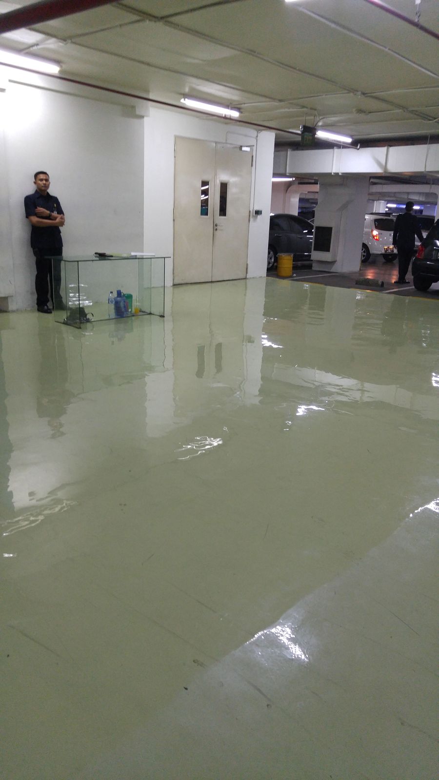 Area parkir Senayan City dengan lantai epoxy hijau mengilap dan mobil terparkir (7/7)
