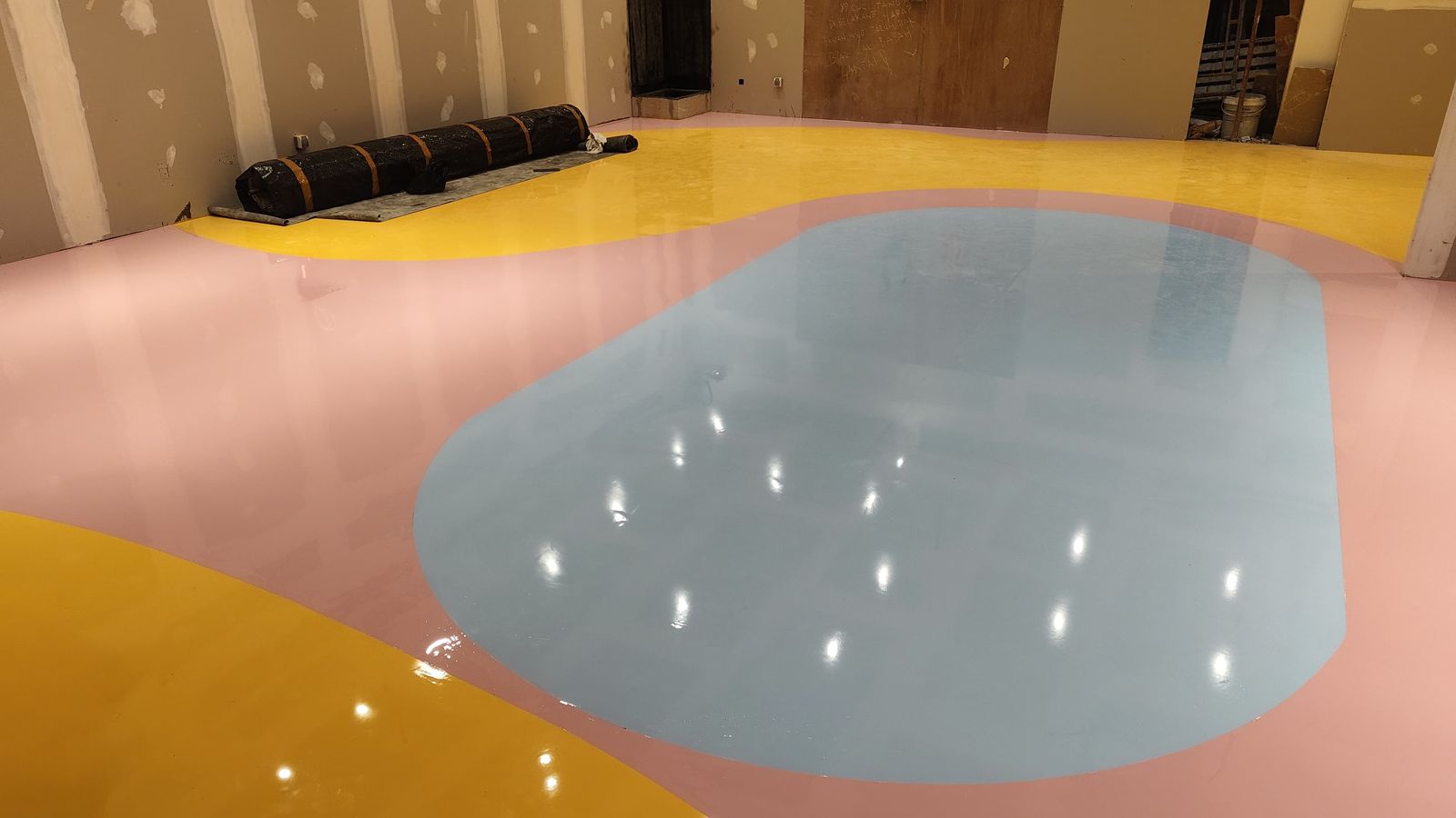Gerai Slime Lab di Puri Indah Mall dengan lantai epoxy oranye dan biru mengilap (2/5)
