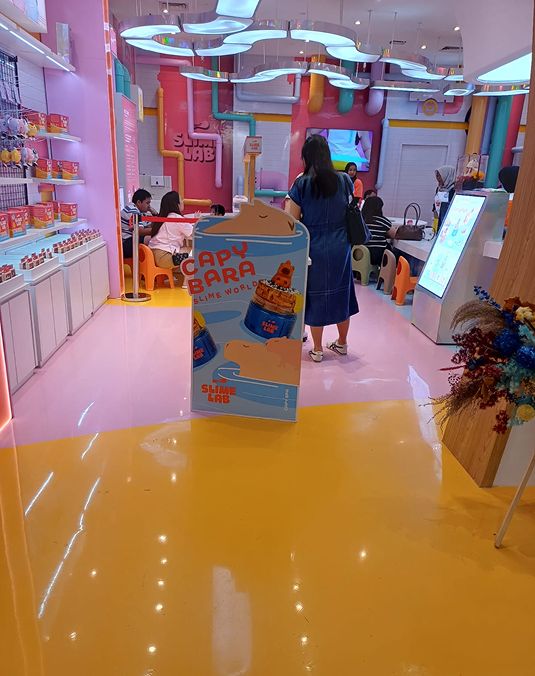 Gerai Slime Lab di Puri Indah Mall dengan lantai epoxy oranye dan biru mengilap (3/5)
