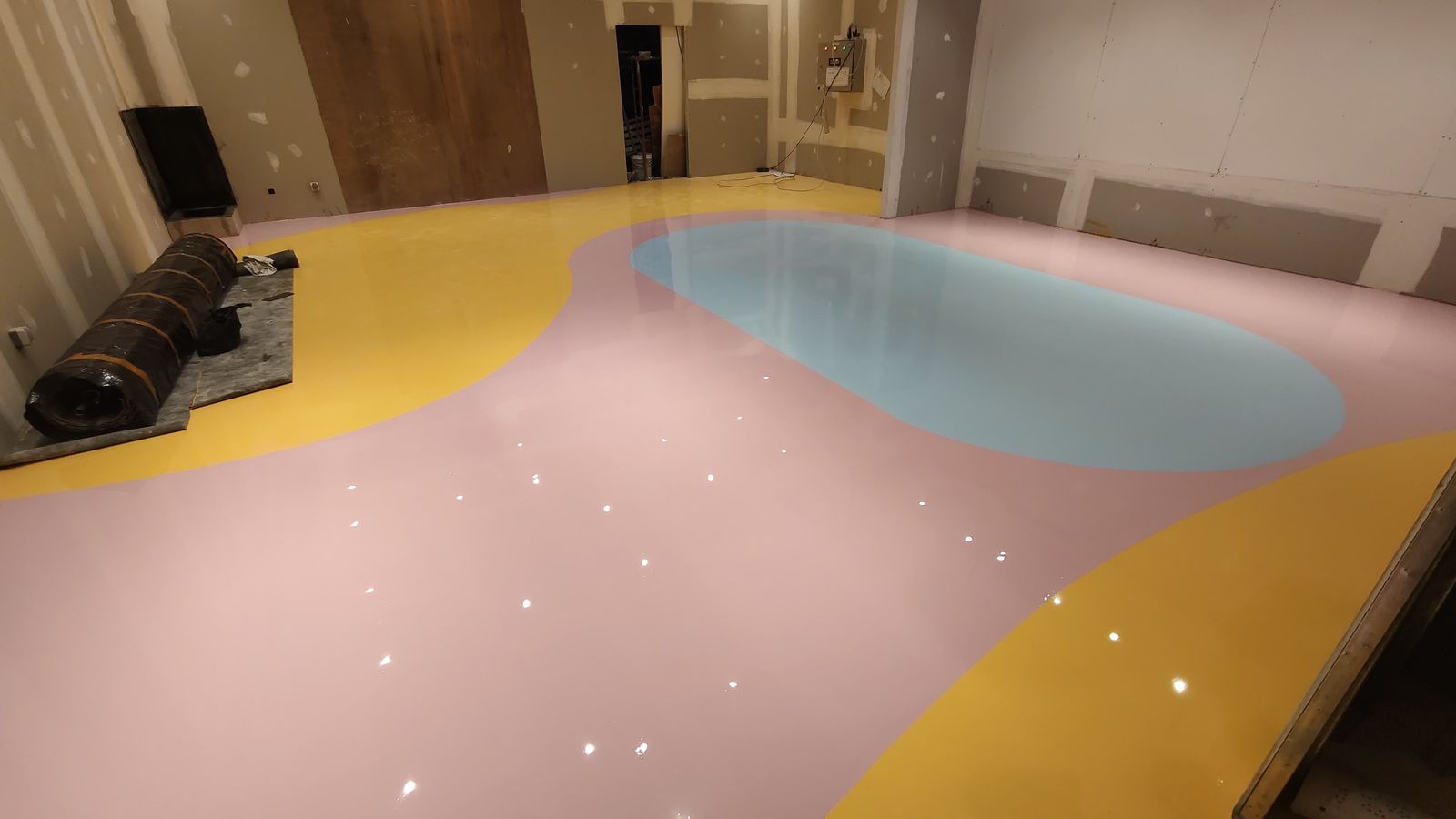 Gerai Slime Lab di Puri Indah Mall dengan lantai epoxy oranye dan biru mengilap (4/5)