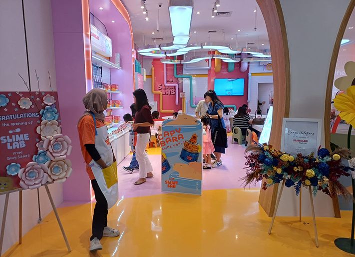 Gerai Slime Lab di Puri Indah Mall dengan lantai epoxy oranye dan biru mengilap (5/5)