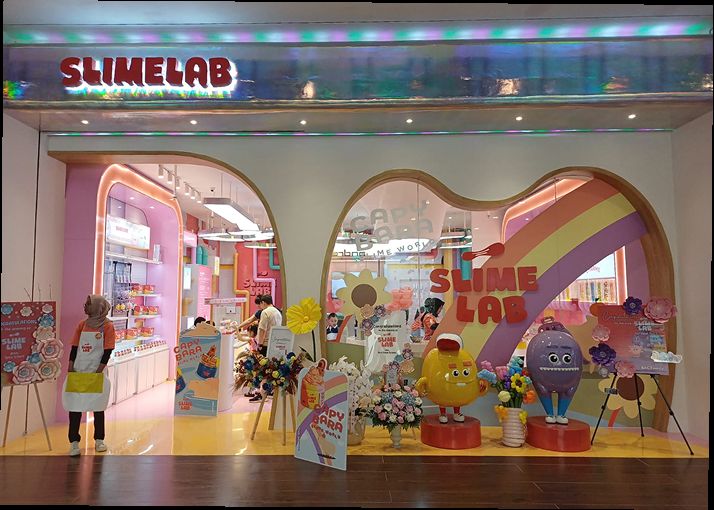 Gerai Slime Lab di Puri Indah Mall dengan lantai epoxy oranye dan biru mengilap
