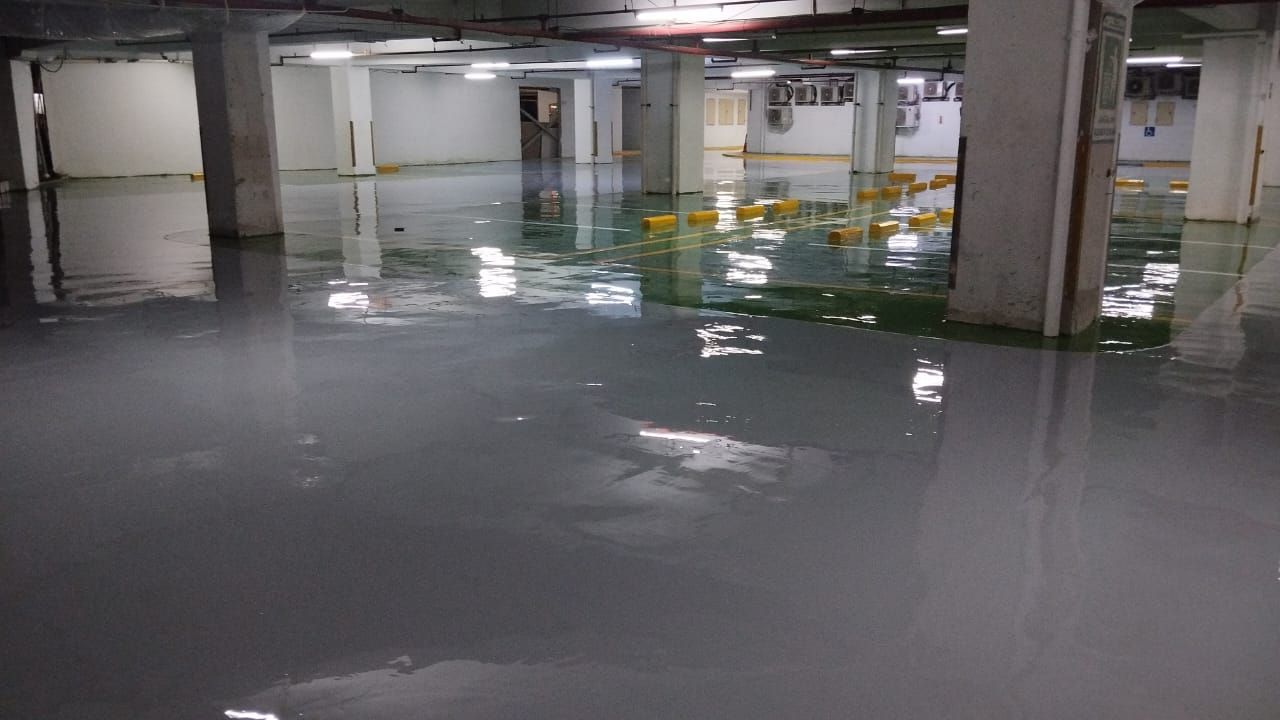 Basement parkir Springhill Royale Suites dengan lantai epoxy hijau dan marka jalur putih (13/14)