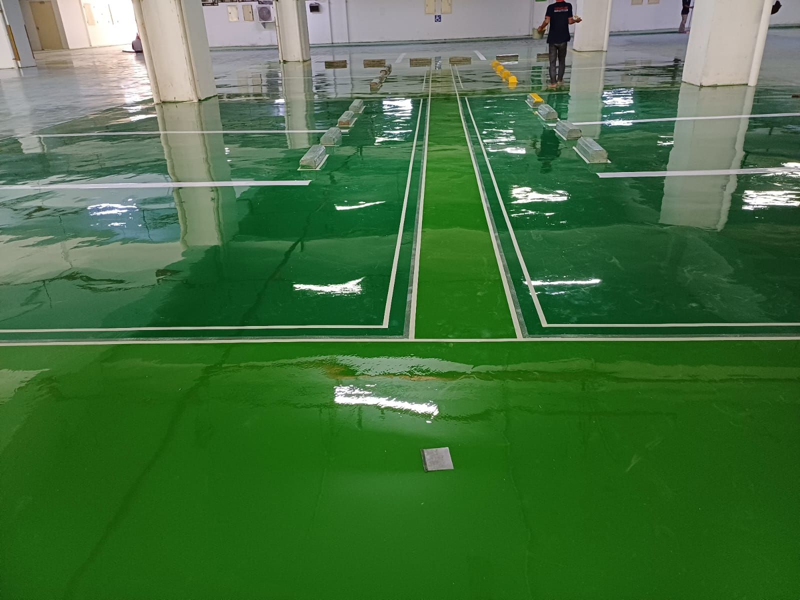 Basement parkir Springhill Royale Suites dengan lantai epoxy hijau dan marka jalur putih (14/14)