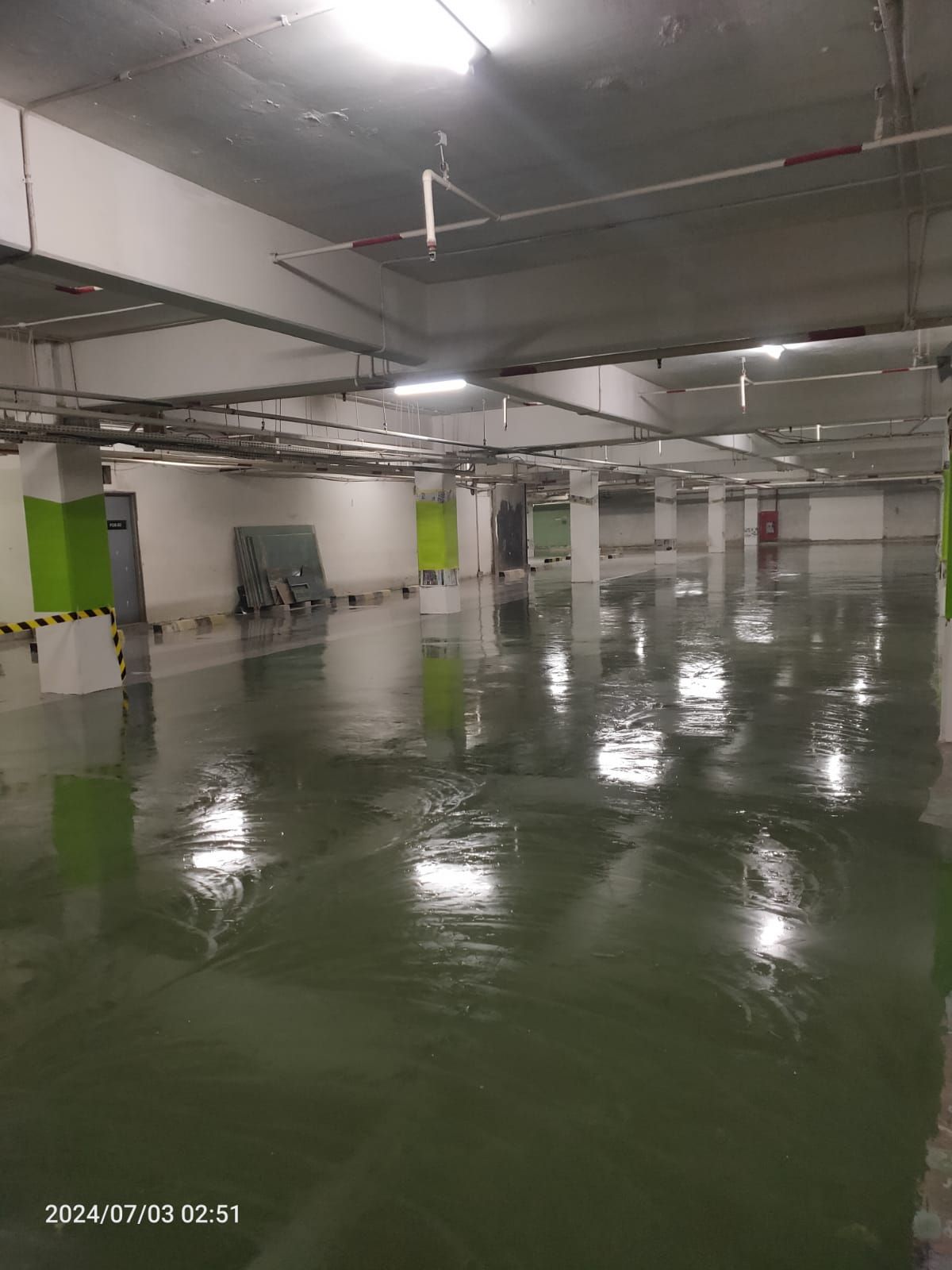 Zona parkir merah di Supermal Karawaci dengan marka jalur putih dan mobil terparkir (2/13)