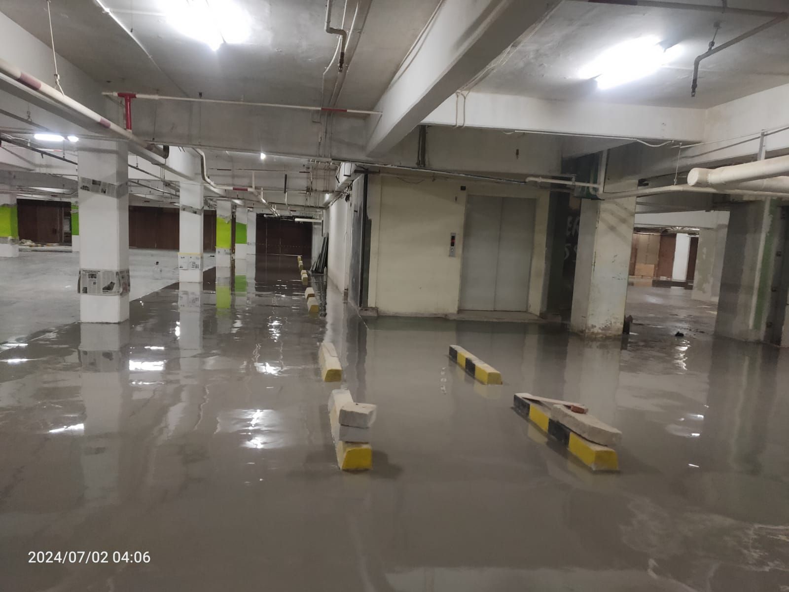 Zona parkir merah di Supermal Karawaci dengan marka jalur putih dan mobil terparkir (4/13)