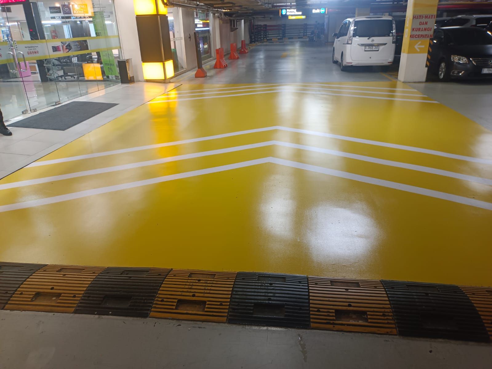 Zona parkir merah di Supermal Karawaci dengan marka jalur putih dan mobil terparkir (5/13)