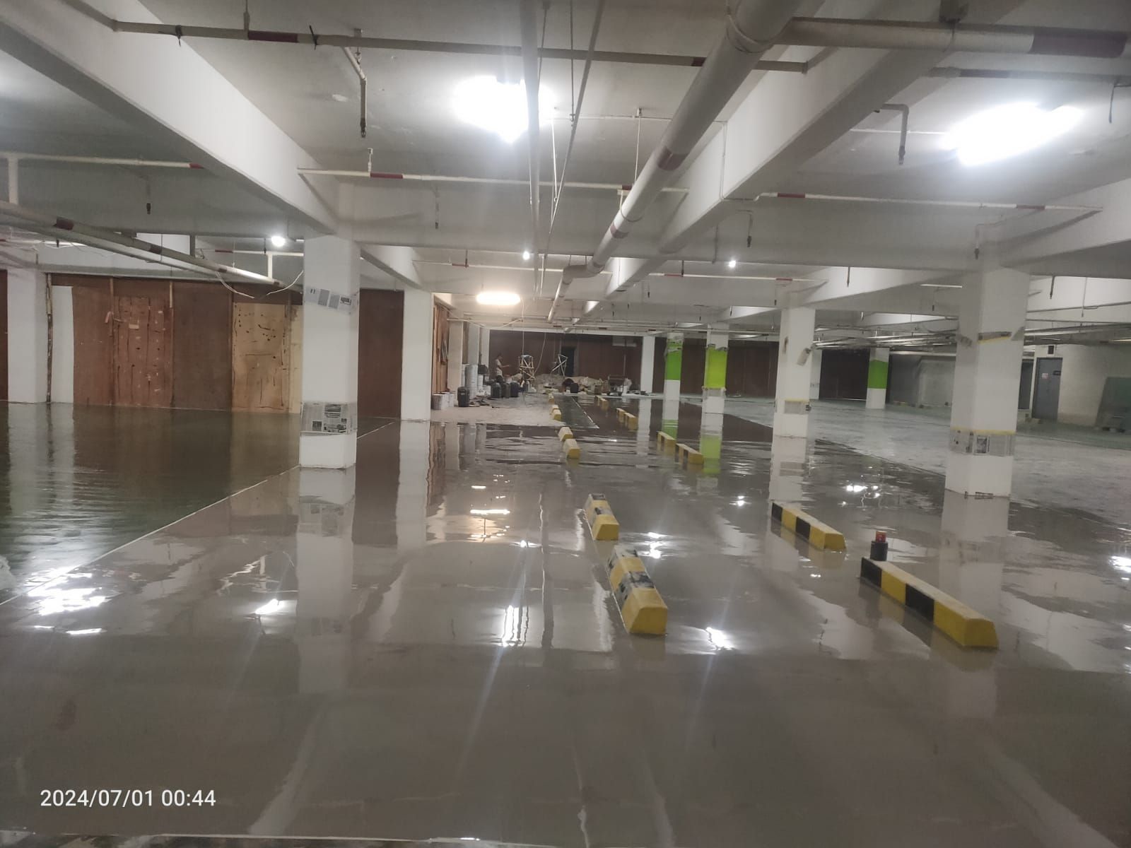 Zona parkir merah di Supermal Karawaci dengan marka jalur putih dan mobil terparkir (6/13)