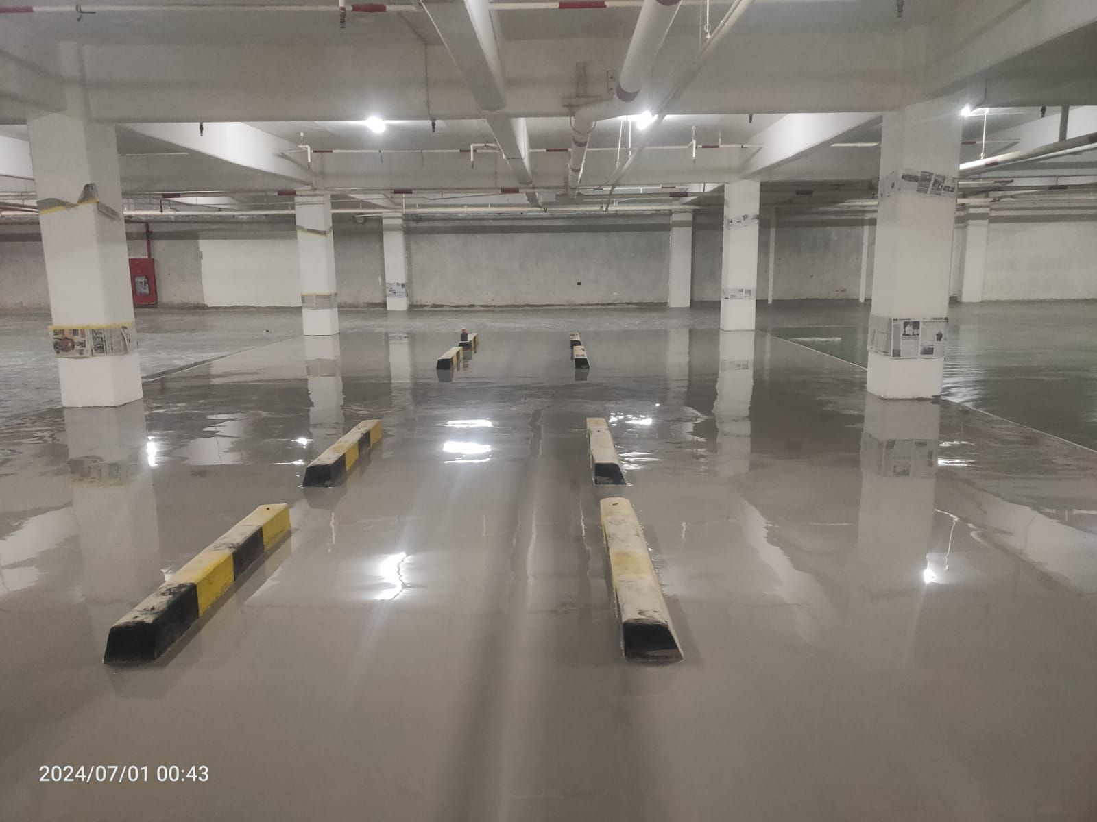 Zona parkir merah di Supermal Karawaci dengan marka jalur putih dan mobil terparkir (7/13)