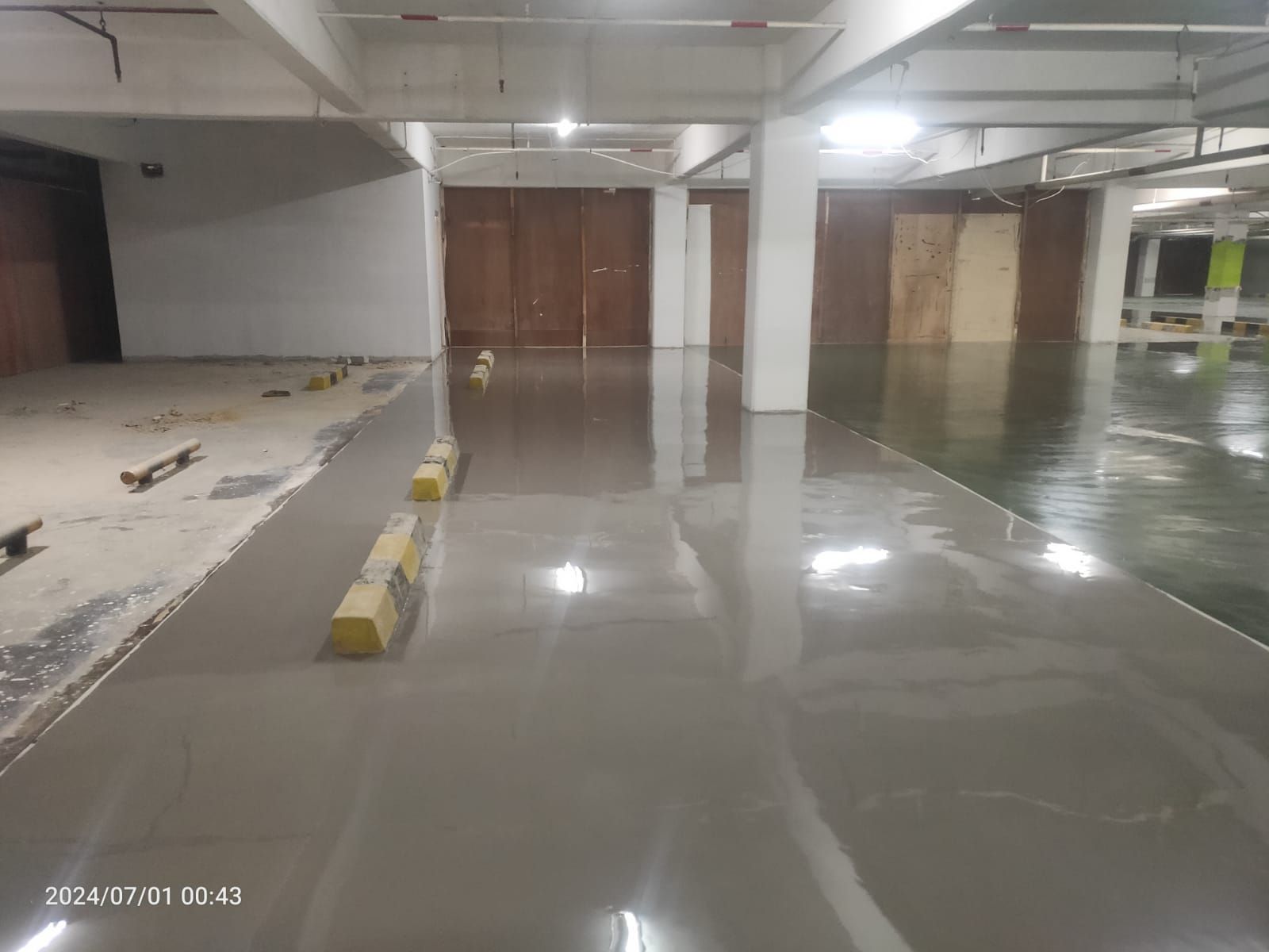 Zona parkir merah di Supermal Karawaci dengan marka jalur putih dan mobil terparkir (8/13)