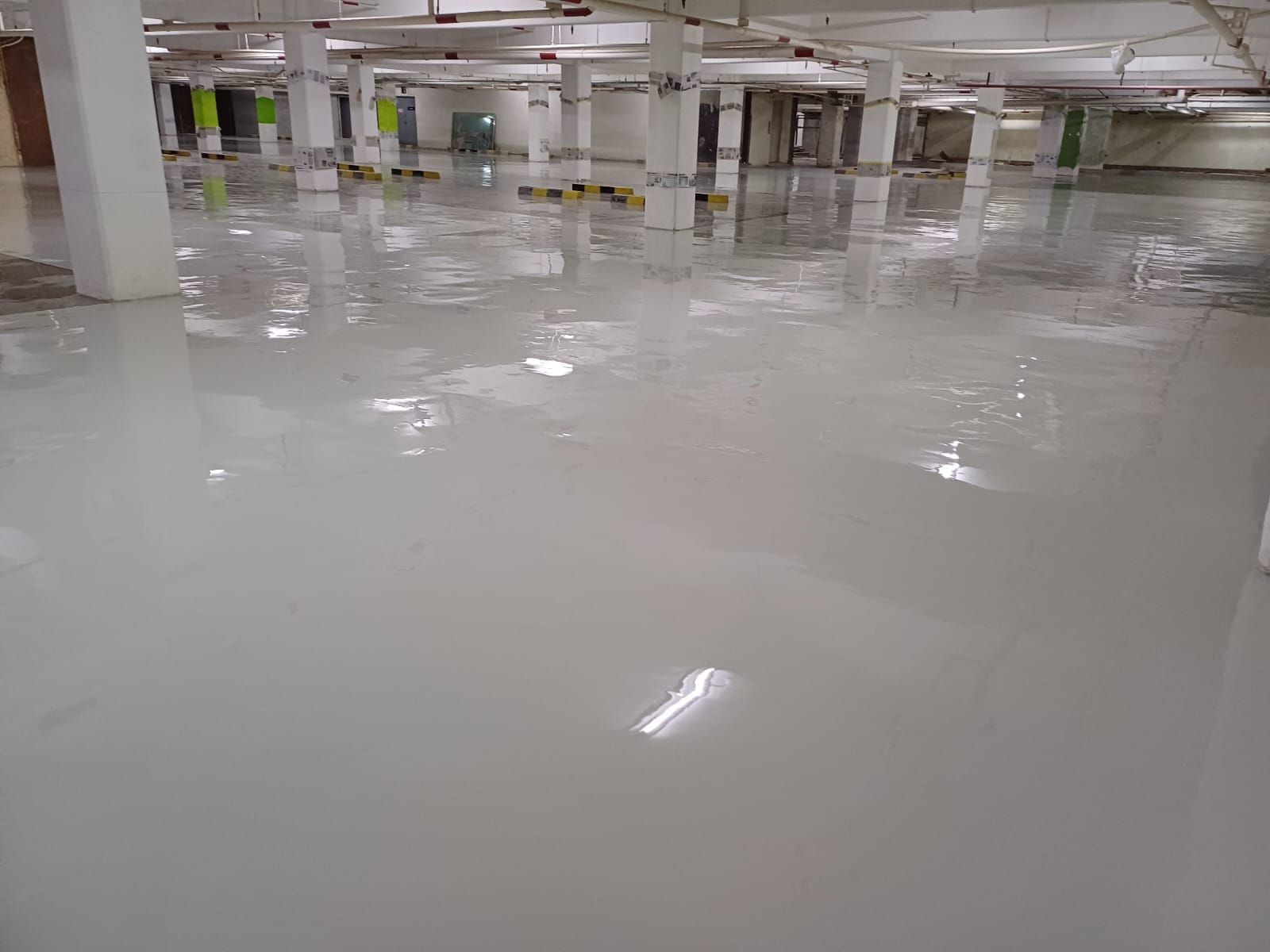 Zona parkir merah di Supermal Karawaci dengan marka jalur putih dan mobil terparkir (9/13)
