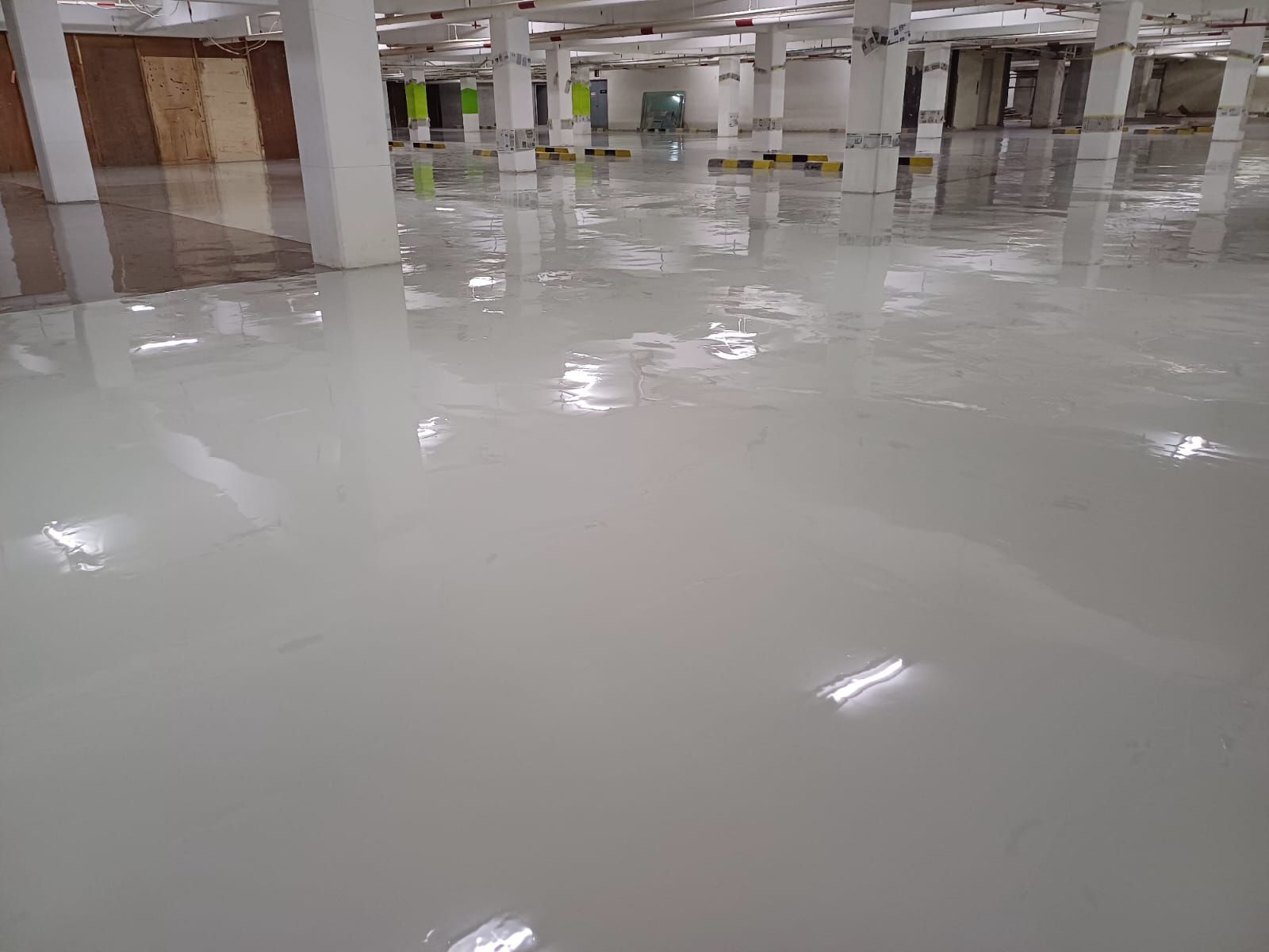 Zona parkir merah di Supermal Karawaci dengan marka jalur putih dan mobil terparkir (10/13)