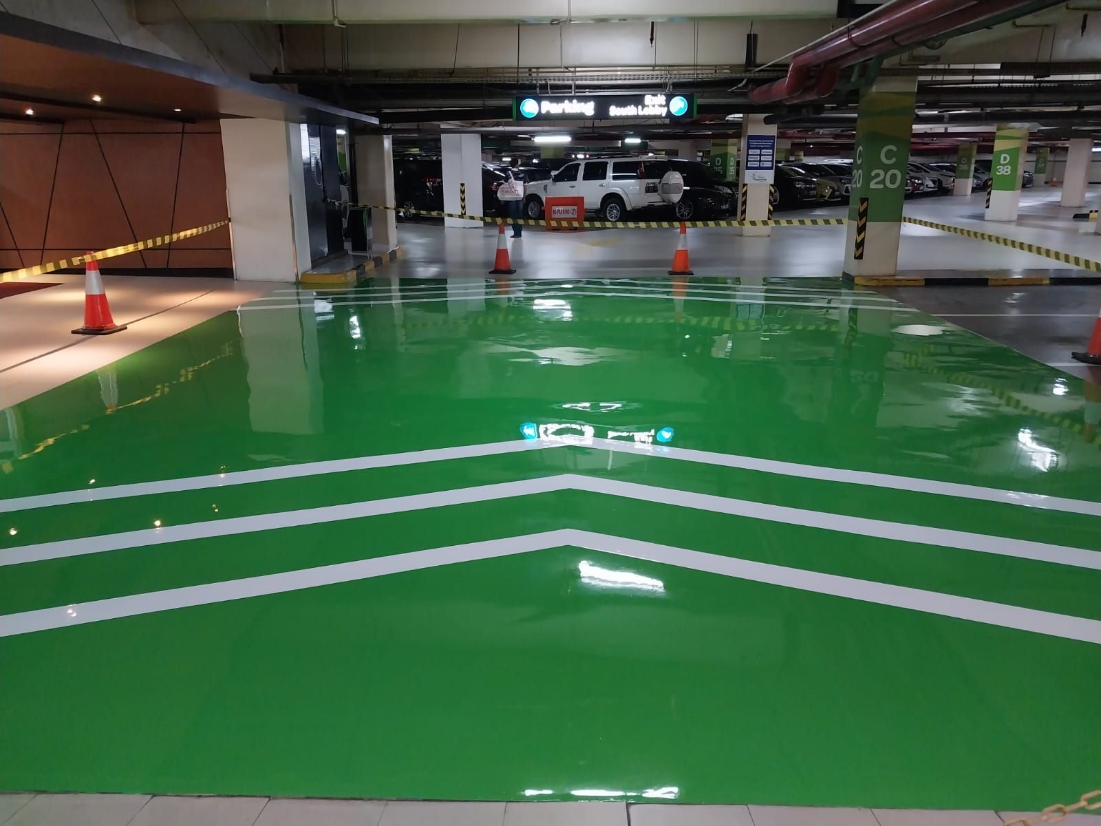 Zona parkir merah di Supermal Karawaci dengan marka jalur putih dan mobil terparkir (12/13)