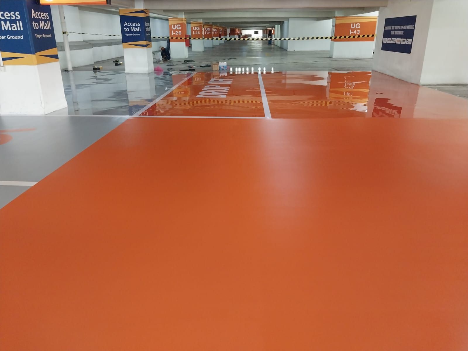 Zona parkir merah di Supermal Karawaci dengan marka jalur putih dan mobil terparkir (13/13)
