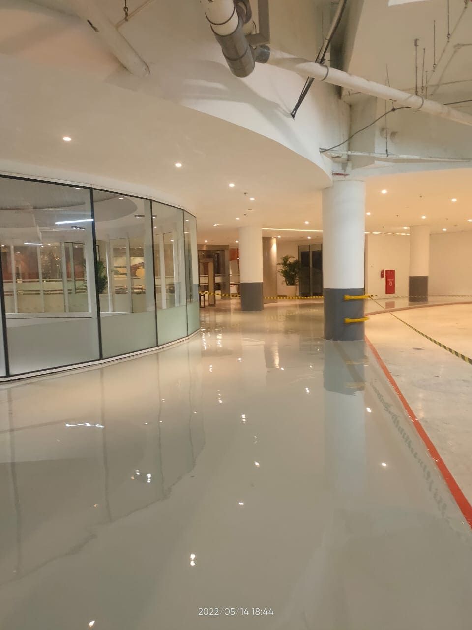 Koridor Swissotel Jakarta PIK Avenue dengan lantai epoxy krem yang memantulkan lampu (2/8)