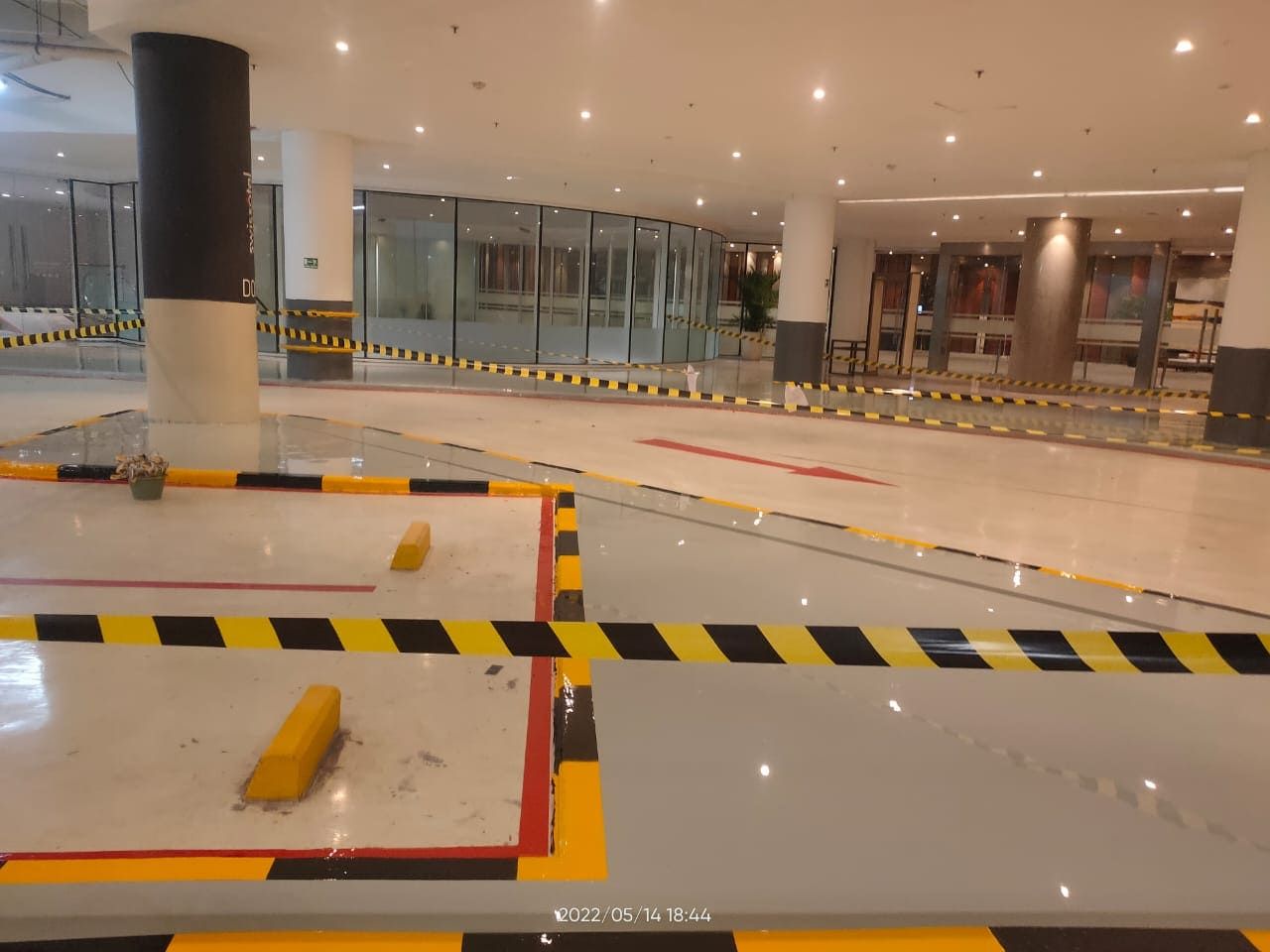 Koridor Swissotel Jakarta PIK Avenue dengan lantai epoxy krem yang memantulkan lampu (3/8)