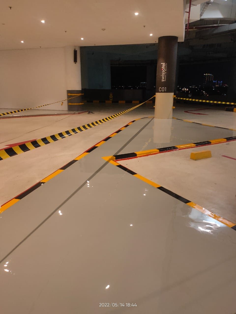 Koridor Swissotel Jakarta PIK Avenue dengan lantai epoxy krem yang memantulkan lampu (4/8)