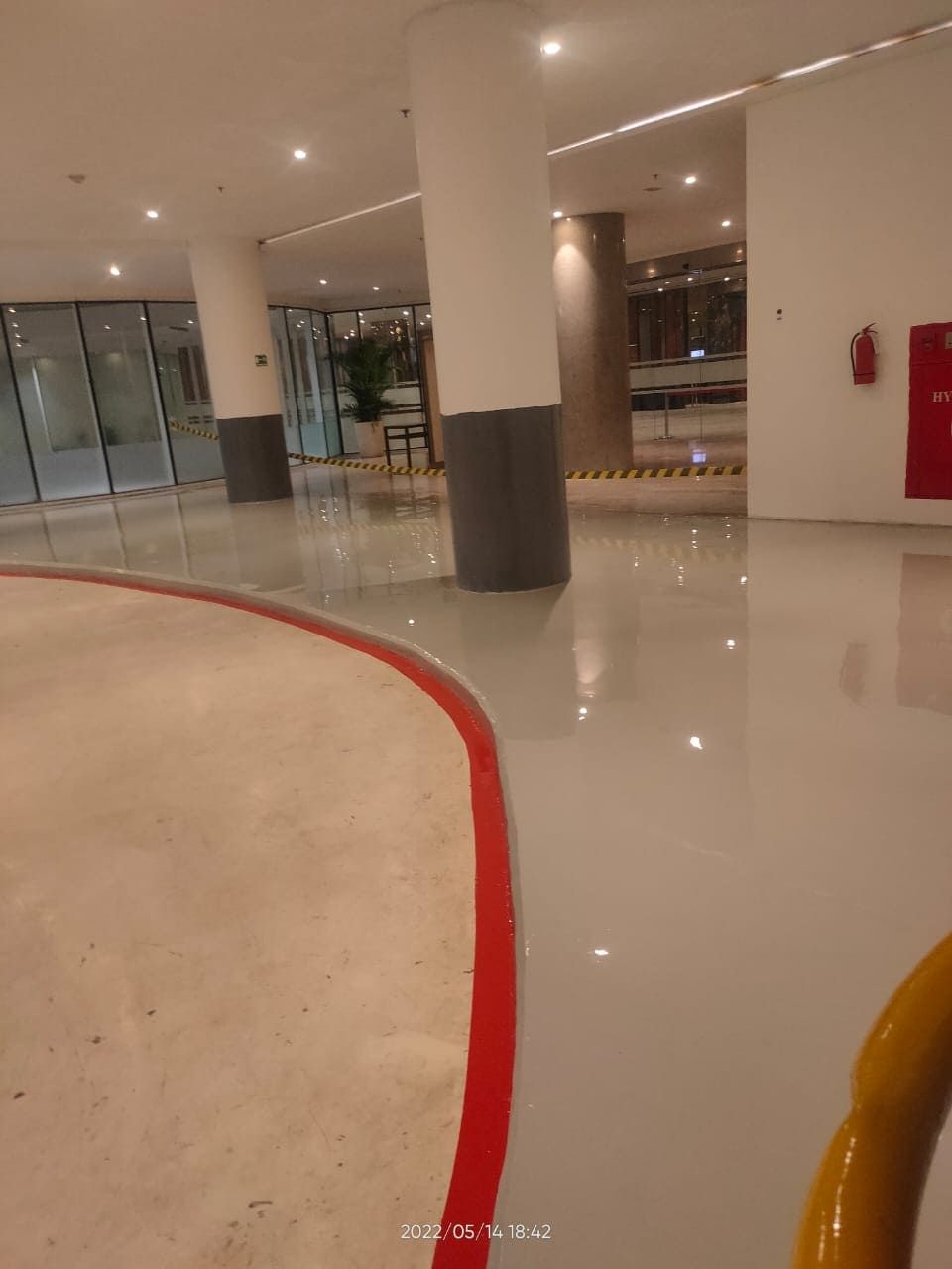 Koridor Swissotel Jakarta PIK Avenue dengan lantai epoxy krem yang memantulkan lampu (5/8)