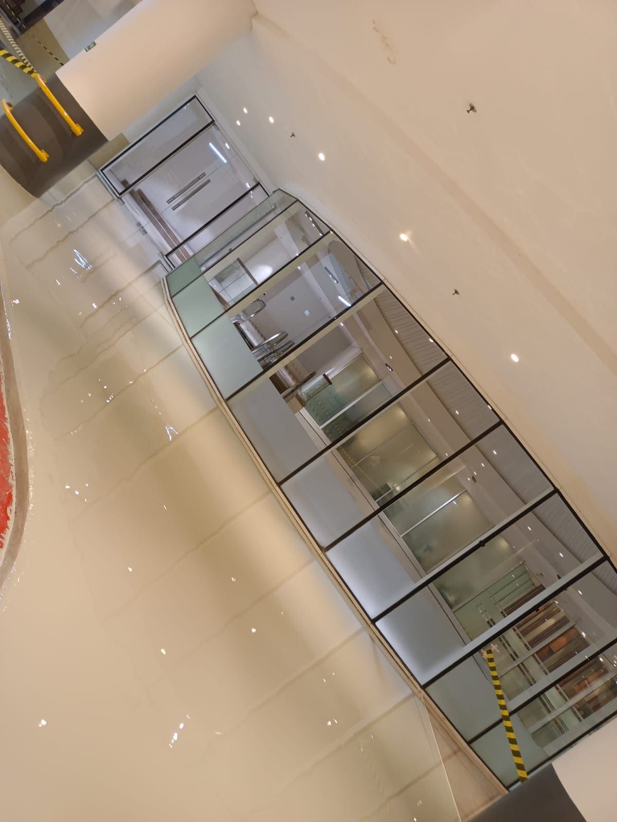 Koridor Swissotel Jakarta PIK Avenue dengan lantai epoxy krem yang memantulkan lampu (7/8)