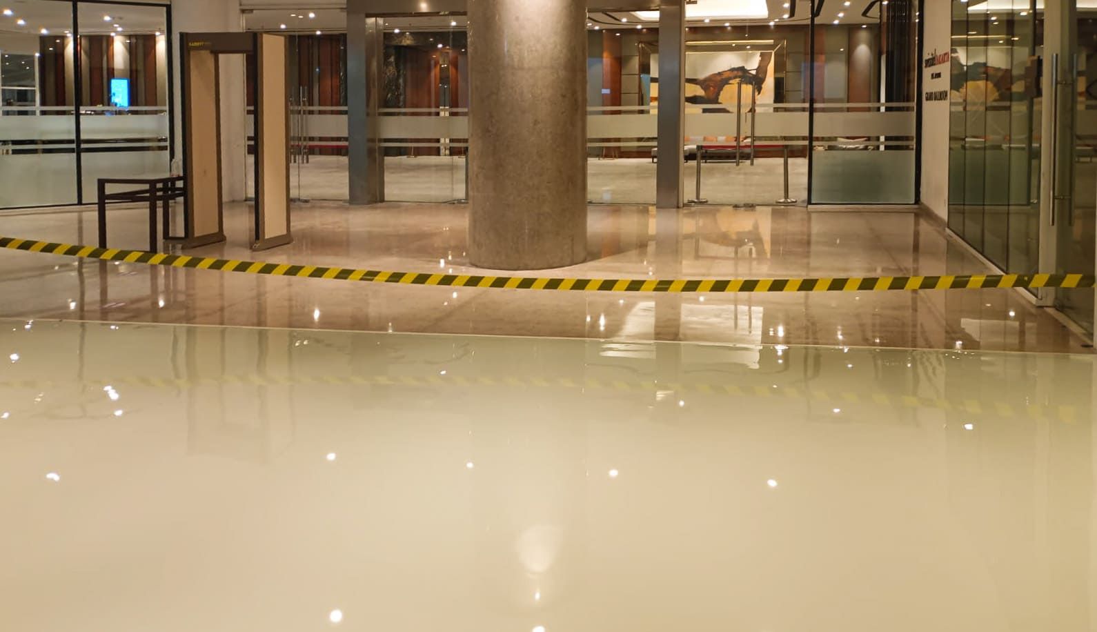 Koridor Swissotel Jakarta PIK Avenue dengan lantai epoxy krem yang memantulkan lampu (8/8)