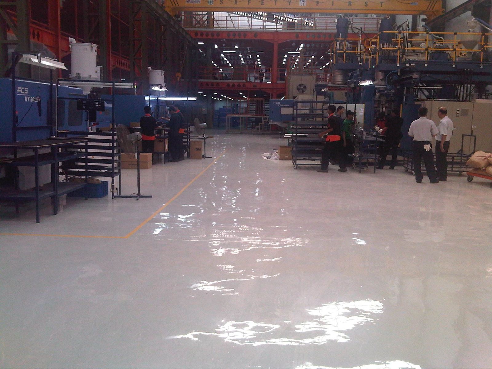 Lantai epoxy hijau di antara kolom oranye pada pabrik Terang Parts Indonesia (4/4)