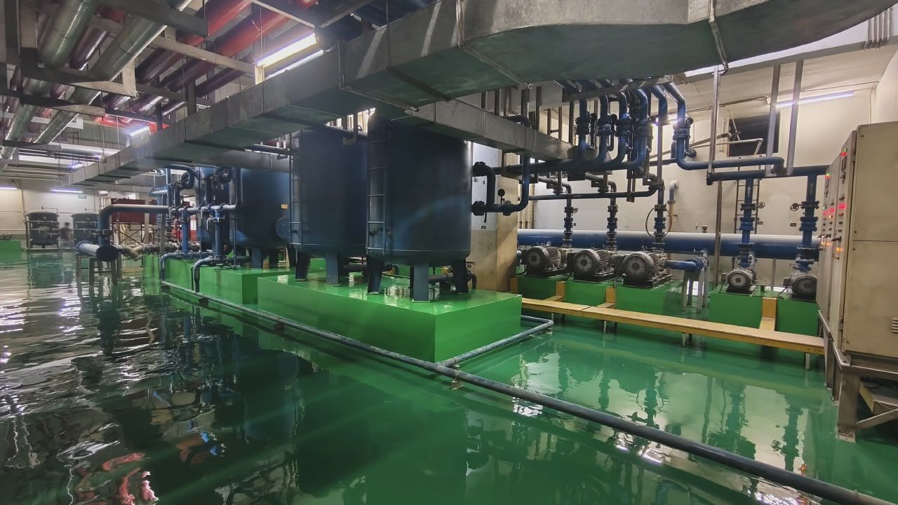 Ruang pompa Thamrin Residences dengan lantai epoxy hijau di bawah jaringan pipa (3/3)